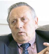 Задачата на председателя е да бъде връзката между Академията и управляващите