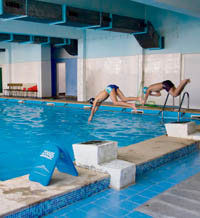 Училище с басейн и картинна галерия