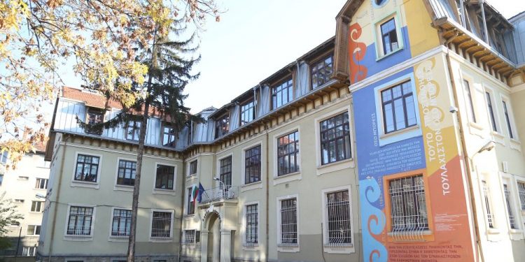 Родители влизат в обувките на учителя