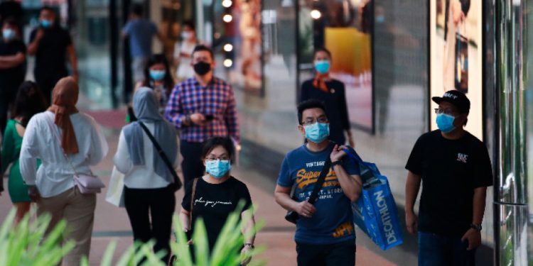 Дронове контролират дистанцията в Сингапур