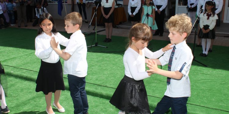 Празнично настроение, награди и нови кабинети