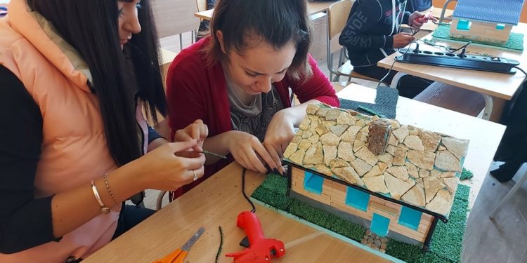 Професия не се учи пред монитора