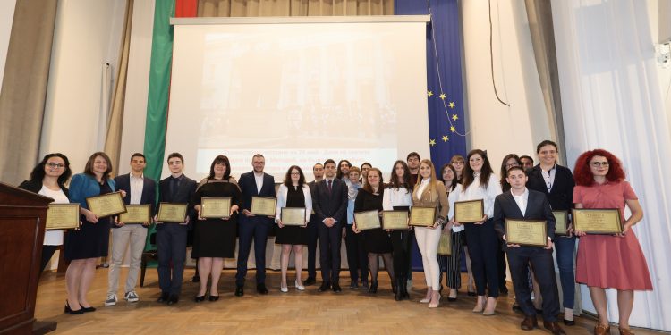 Наградиха 25 млади учени от БАН