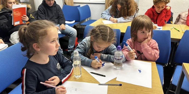 Българчета от Англия в Музея на Апостола