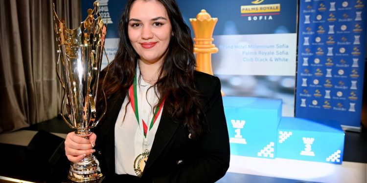 Студентка с шахматната титла при жените