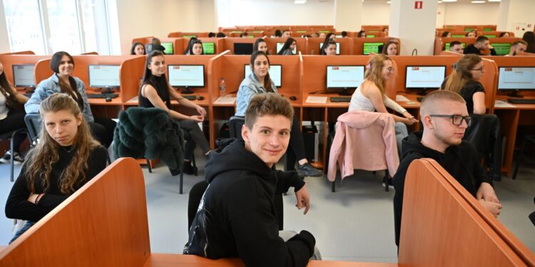 50 младежи си осигуриха места в УНСС