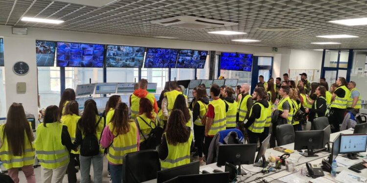 36 000 ученици трупат опит в реална работна среда