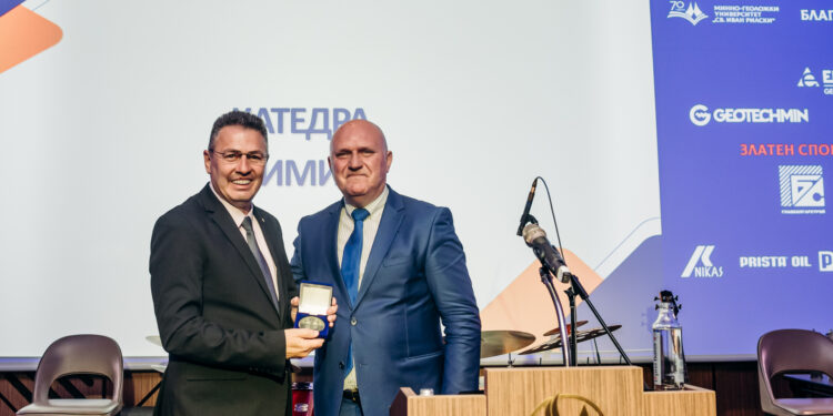 Минно-геоложкият с плакет от МОН за 70-годишнината си