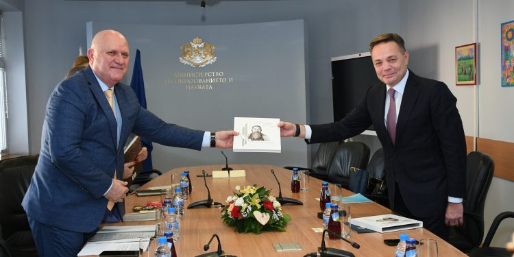 Казахстан с интерес да обучава ИТ специалисти у нас