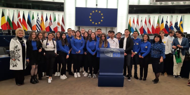 Режем клона, на който седим