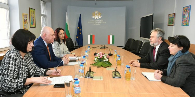 Ученици и родители изследват делото на Кирил и Методий в Унгария по програма на МОН