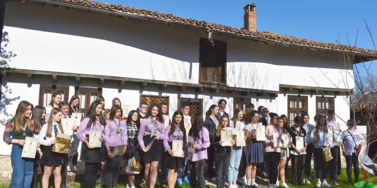 Светът под лупа: Награди за млади журналисти в конкурса „Григор Попов“