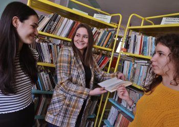 От студентската скамейка направо в училище