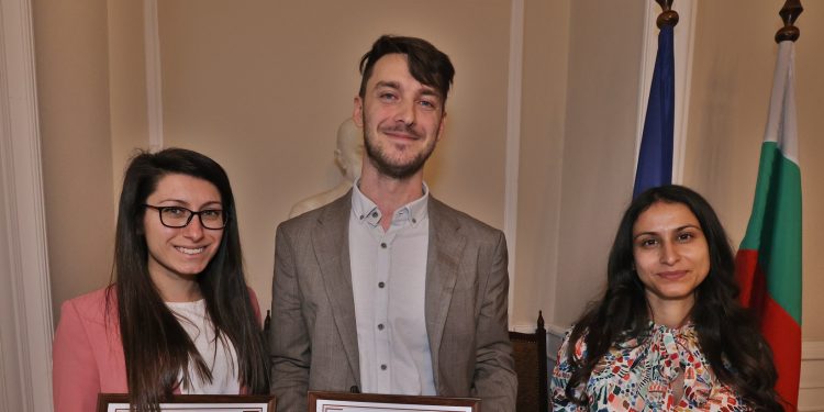 „Аз-буки“ отличи най-добрите научни статии за обучението по природни науки