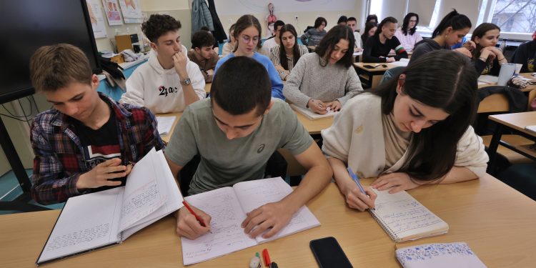 Целта е една, методите за постигането ѝ – различни: Националната природо-математическа гимназия ще има нова сграда