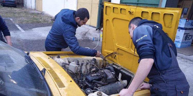 Да „съживиш“ двигател след 17 години: Учениците в Професионалната гимназия по транспорт в Бургас показват завидни умения в областта на техниката и автомобилите