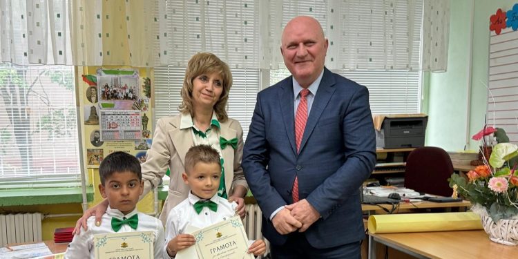 Първокласници от Тервел с награда от МОН за добра постъпка