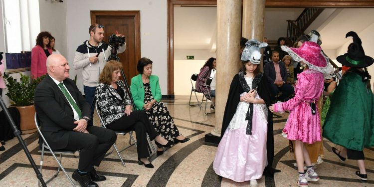 МОН се превърна в сцена за спектакъл