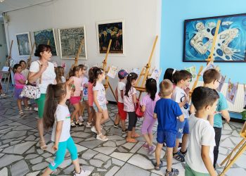 Кюстендилска ученичка с първа самостоятелна изложба