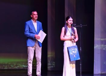 Героите не носят наметало