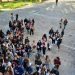 Родителите с ученика при записването в гимназия