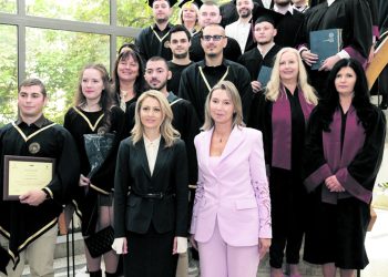 Председателят на 50. НС Рая Назарян и ректорът на Висшето училище по телекомуникации и пощи проф. Миглена Темелкова дадоха началото на академичната учебна година / Снимка ВУТП