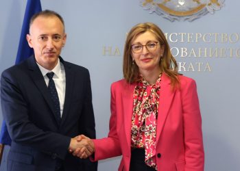 Министърът на образованието и науката Красимир Вълчев разговаря с европейския комисар за стартиращи предприятия, научни изследвания и иновации Екатерина Захариева