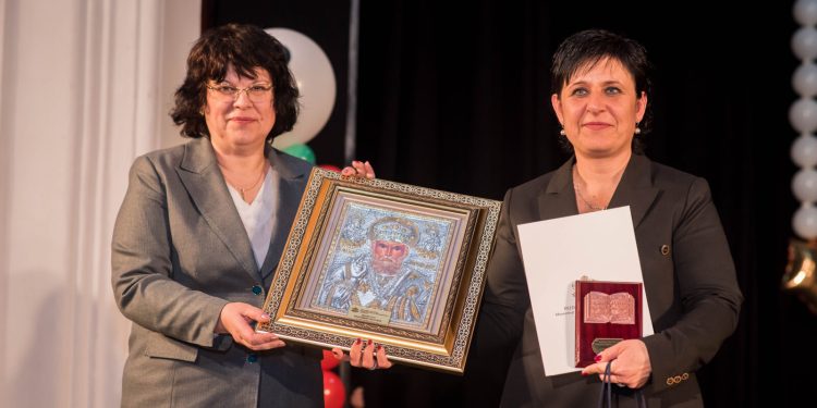 Заместник-министърът на образованието и науката инж. Таня Михайлова се включи в честването на 140-годишнината от основаването на Професионалната държавна търговска гимназия "Димитър Хадживасилев" в Свищов