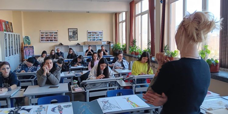 Талантлива дизайнерка се завръща в любимото училище