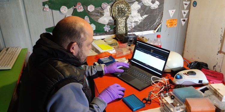 Доц. Светослав Димов от Биологическия факултет на Софийския университет "Св. Климент Охридски" разказва за научните си изследвания в Антарктида