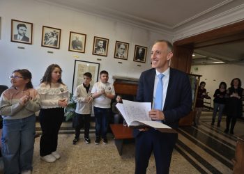 Третокласници подариха на министър Красимир Вълчев ръкописен препис на „Епопея на забравените“
