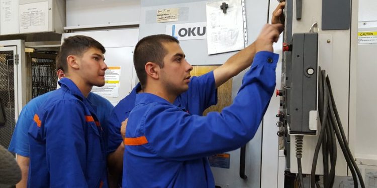 Адаптиране на дуалната форма на обучение към специфичните характеристики и потенциал за развитие на територията с фокус върху цифровата икономика, зелените умения, синия растеж, Индустрия 5.0 и Иновационната стратегия за интелигентна специализация е една от целите на новата процедура "Развитие на дуалната система на обучение в професионалното образование и обучение (чрез подбор)"