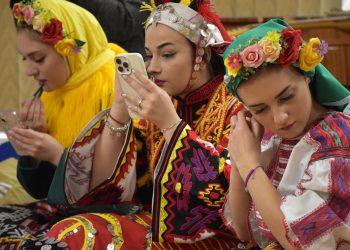 Фолклорни ритми край морето