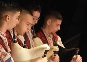 Фолклорни ритми край морето