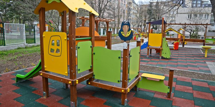 Нови детски площадки и игрище в ясла „Моряче“