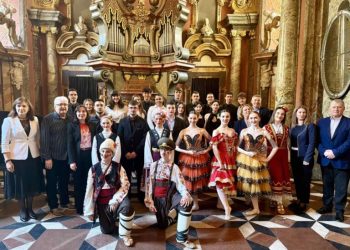 Български ученици с концерт в Огледалната зала в Прага, в която е свирил Моцарт