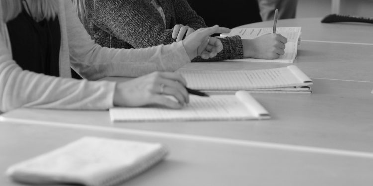 „Клас прослужено време“ – конфликт между поколения или стимул за развитие?