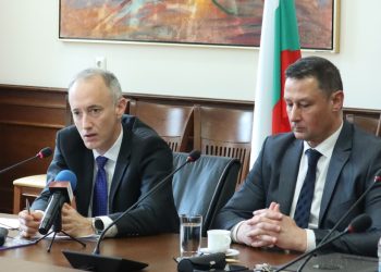 Апелирам висшите училища да завишават изискванията си към студентите, каза министърът на образованието и науката Красимир Вълчев на среща с Академичния съвет на Икономическия университет във Варна