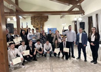 Ученици правят електронни щурци на националното състезание „Мога и зная как“