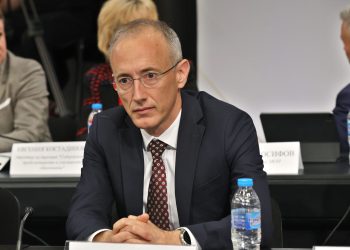 Българското образование е светско и ще остане такова, но същевременно трябва да дадем на децата си знания и умения, благодарение на които да опознаят собственото си минало идентичност и да развият критериите за добро и зло, заяви министърът на образованието и науката Красимир Вълчев на дискусия, посветена на изучаването на добродетели и религии в българските училища