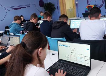 Петокласници от Свети Влас изследваха Луната в STEM урок