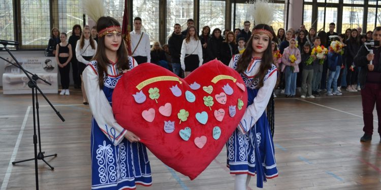 Гимназията в Белене празнува