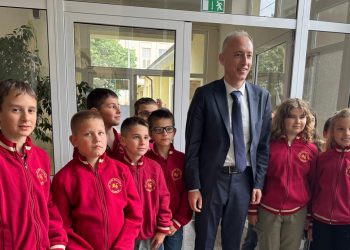 Министър Вълчев постави началото на строежа на четири физкултурни салона в Казанлък