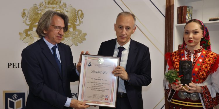 Министърът на образованието и науката Красимир Вълчев бе отличен от Съюза на народните читалища