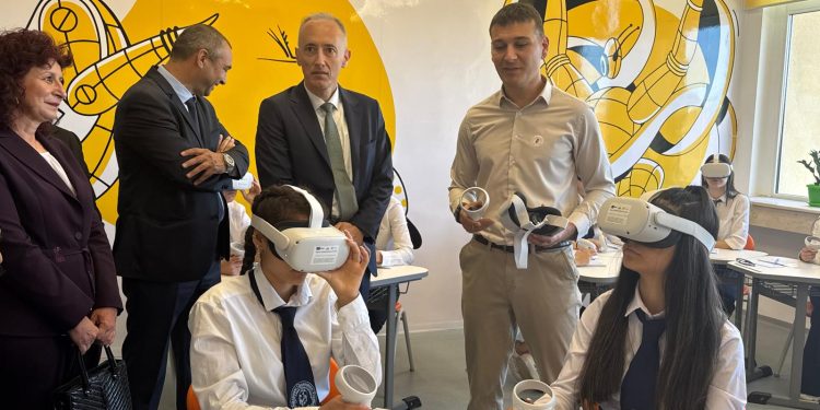 Министър Вълчев откри STEM център в СУ „Алеко Константинов“ в Луковит