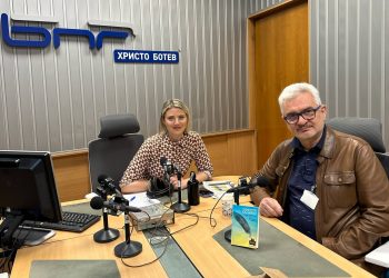 Директорът на Национално издателство за образование и наука "Аз-буки" Емил Спахийски представи книгата "Написаното остава. Пиши правилно! 101 езикови бележки" в ефира на предаването "Нашият ден" по БНР