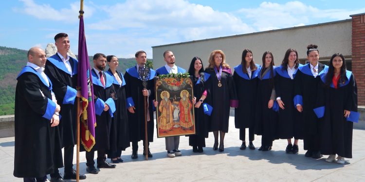 Вицепрезидентът Йотова стана „Доктор хонорис кауза“ на Великотърновския университет