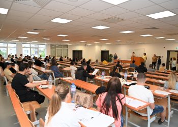 Икономически университети организират единен приемен изпит по математика на 15 юни