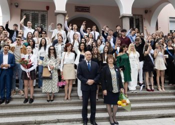 Президентът Румен Радев участва в изпращането на абитуриентите от Националната гимназия в Благоевград