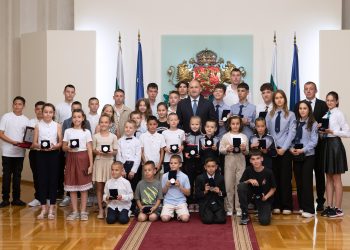 Държавният глава отличи ученици с почетен знак „Млад спортист“